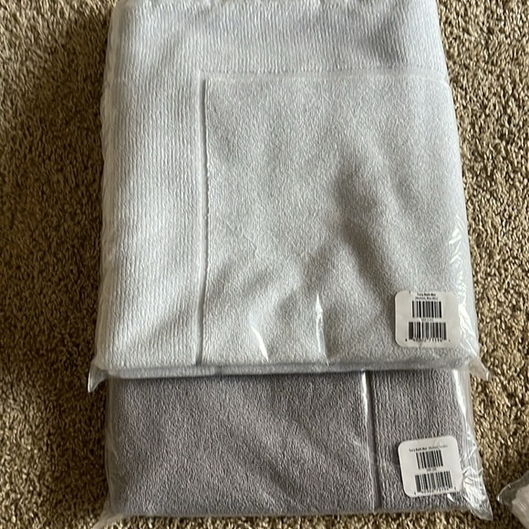 Bath Mat
Includes 1 Bath Mat BM 24”X40” - Picture 3 of 3